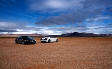 Черный и белый Audi R8 в пустыне
